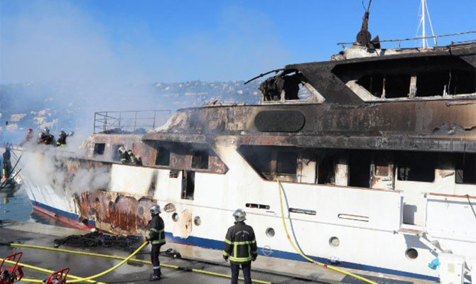 Un yacht de lux a fost devastat de un incendiu, la Cannes - unyachtdeluxafostdevastat-1539519100.jpg