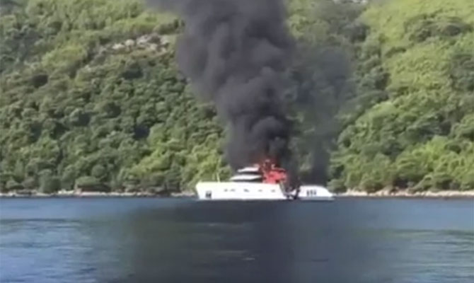 Un yacht de lux, nou-nouț, a fost distrus de incendiu - unyachtdeluxafostdistrusdeincend-1536832052.jpg