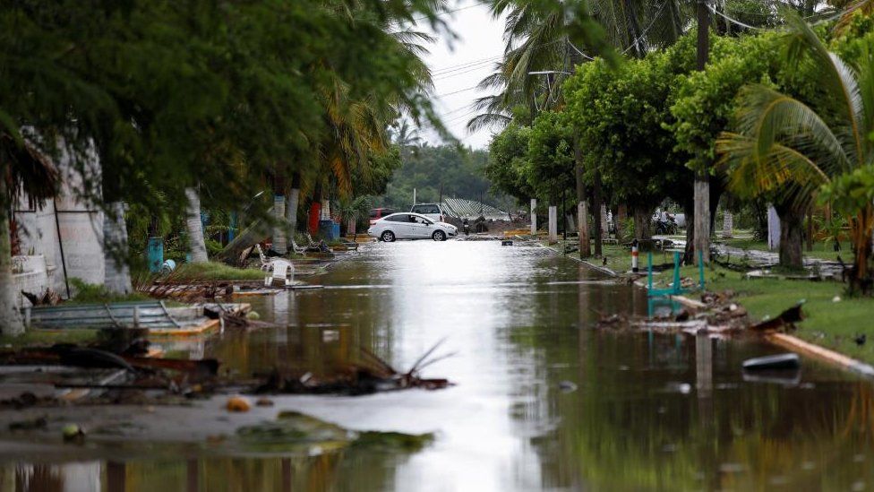 Cel puţin doi morţi în urma trecerii uraganului Roslyn din Mexic - uraganroslyn-1666619137.jpg