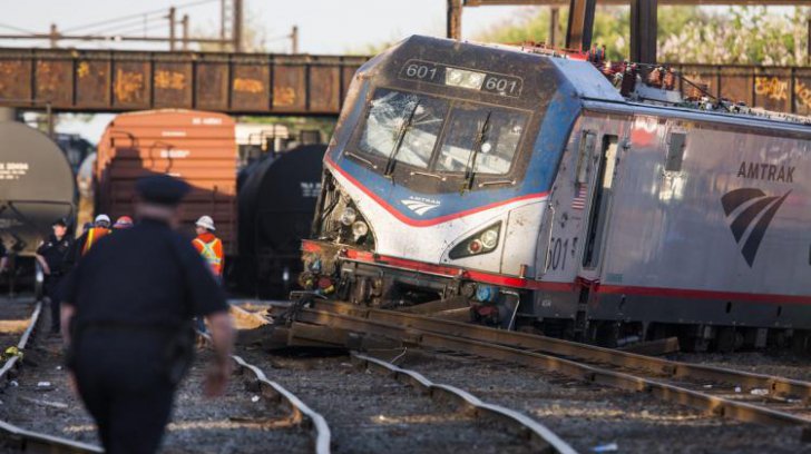 Două trenuri de mare viteză s-au ciocnit în Philadelphia: cel puțin 42 de răniți - usaamtraktrainaccident79360700-1503395632.jpg