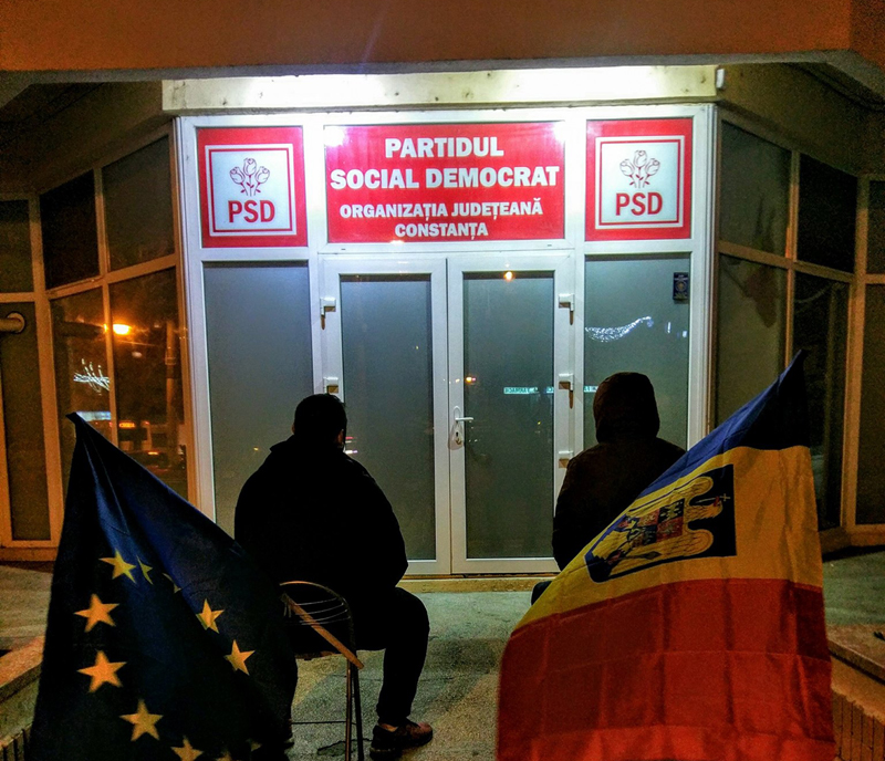 Protest la Constanța: USR, planton la ușa PSD - usrplantonlausapsd-1513264131.jpg