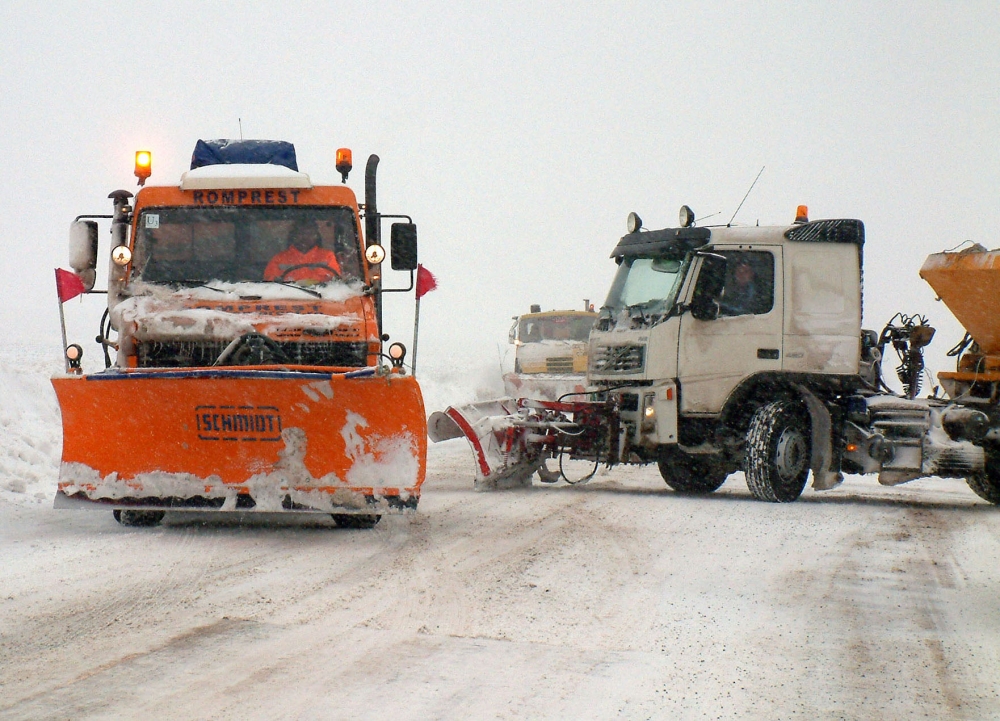 Ninsoare la Constanța / Autostrada Soarelui blocată de zăpadă și viscol lângă Murfatlar - utilajedezapezire-1327220675.jpg