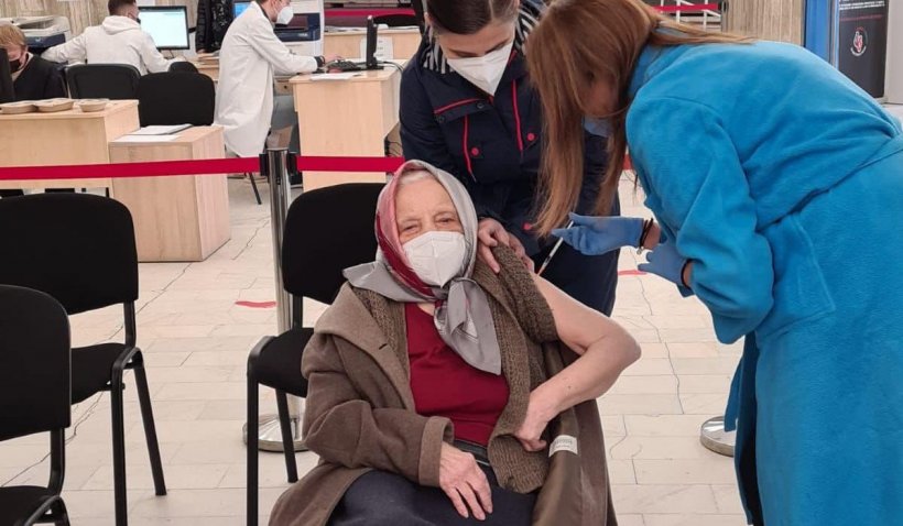 O femeie de 105 ani, din Bucureşti, s-a vaccinat cu a treia doză de vaccin - vaccin8-1634489847.jpg