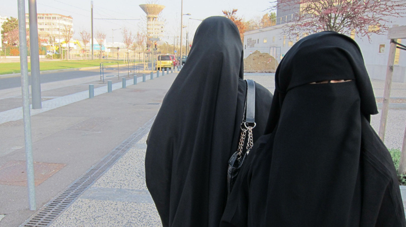 Interzicerea vălului islamic la locul de muncă este legală - valislamic-1489502634.jpg