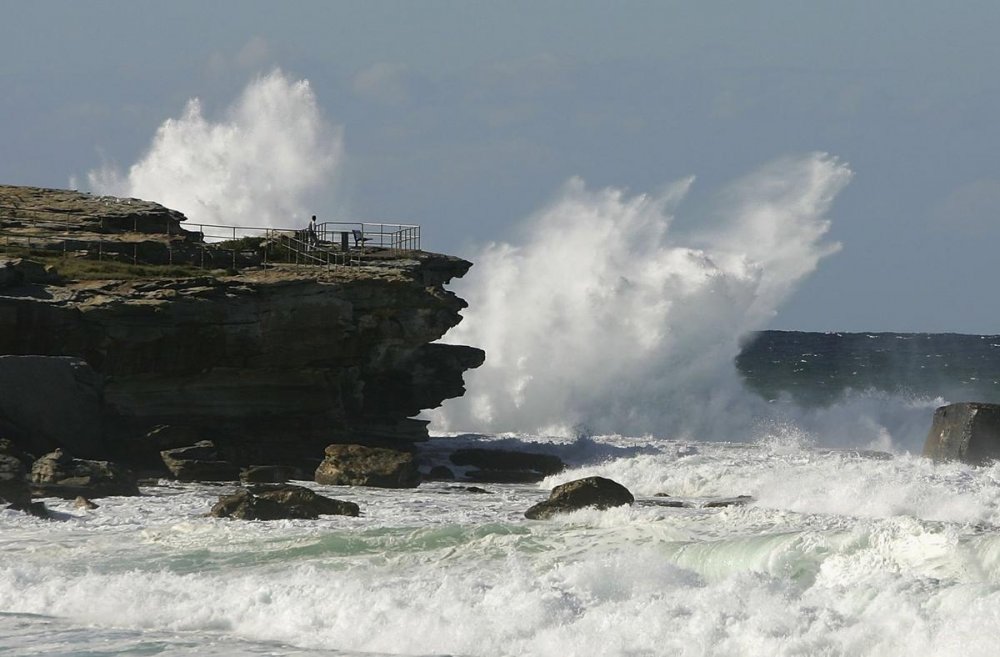Valuri uriaşe au acoperit celebra Bondi Beach din Sydney - valuriplaja-1649181876.jpg