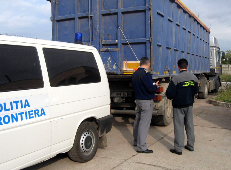 Vameșii constănțeni au confiscat mărfuri contrafăcute în valoare de peste 100.000 euro - vamesii-1458759653.jpg