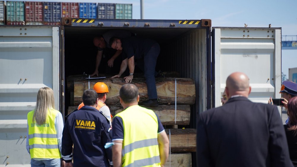 Vameșii din portul Constanța Sud au confiscat bunuri contrafăcute, în valoare de 36.600 de euro - vamesiiauconfiscat6600deeuro-1667931850.jpg
