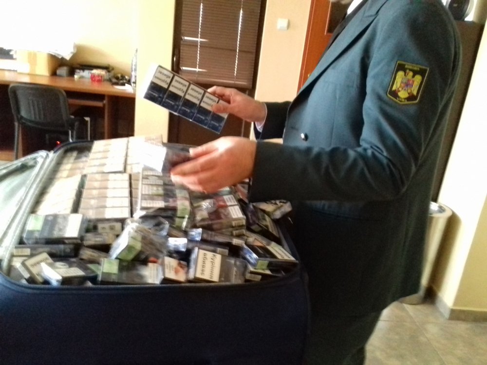 Vameșii au prins un contrabandist cu 14.980 de țigări - vamesiicontrabandatigari502-1549380213.jpg