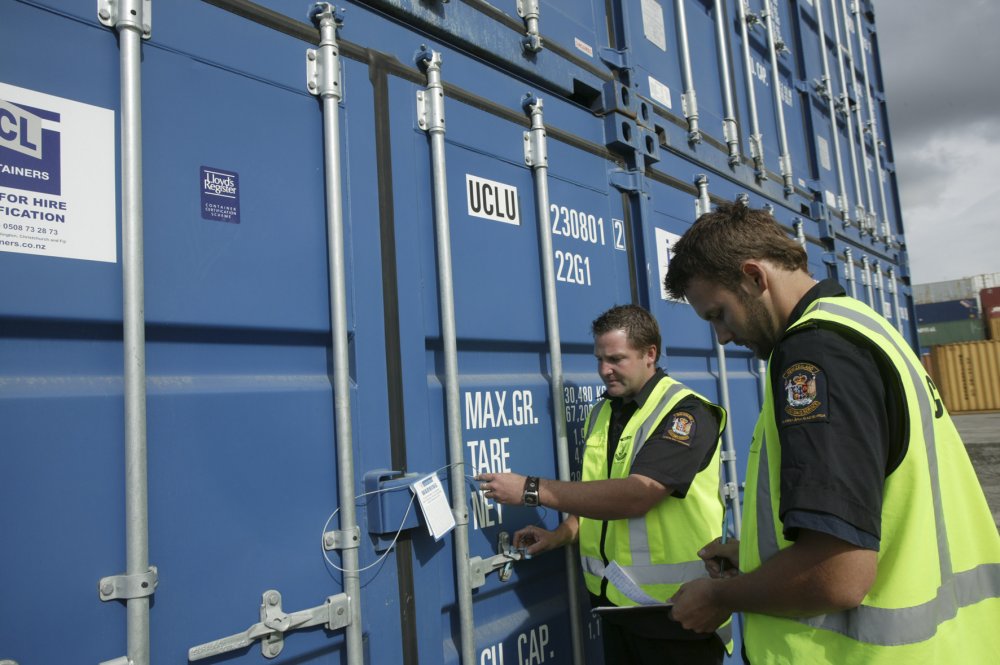 Vameșii din portul Constanța Sud au reținut jucării contrafăcute în valoare de 112.200 euro - vamesiidinportulconstantasudaure-1622130263.jpg