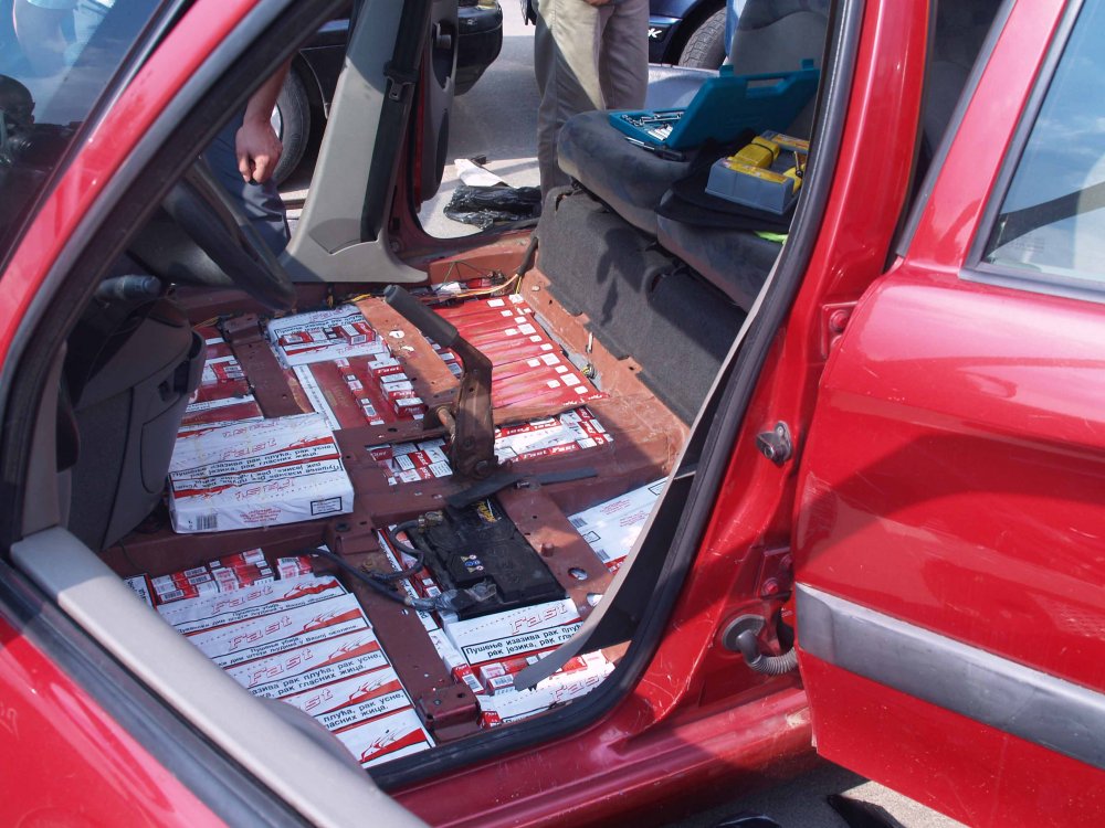 Vameșii au confiscat țigări în valoare de 12.500 euro și trei autoturisme - vamesiitigari1902-1519027584.jpg
