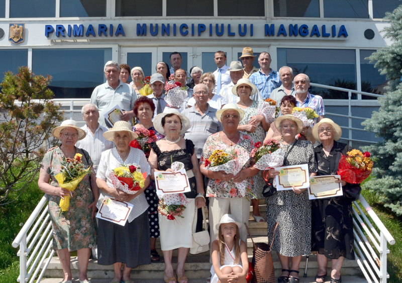 Vârstnicii lunii iunie,  premiați de municipalitatea din Mangalia - varstniciiluniiiuniemangalia-1436460006.jpg