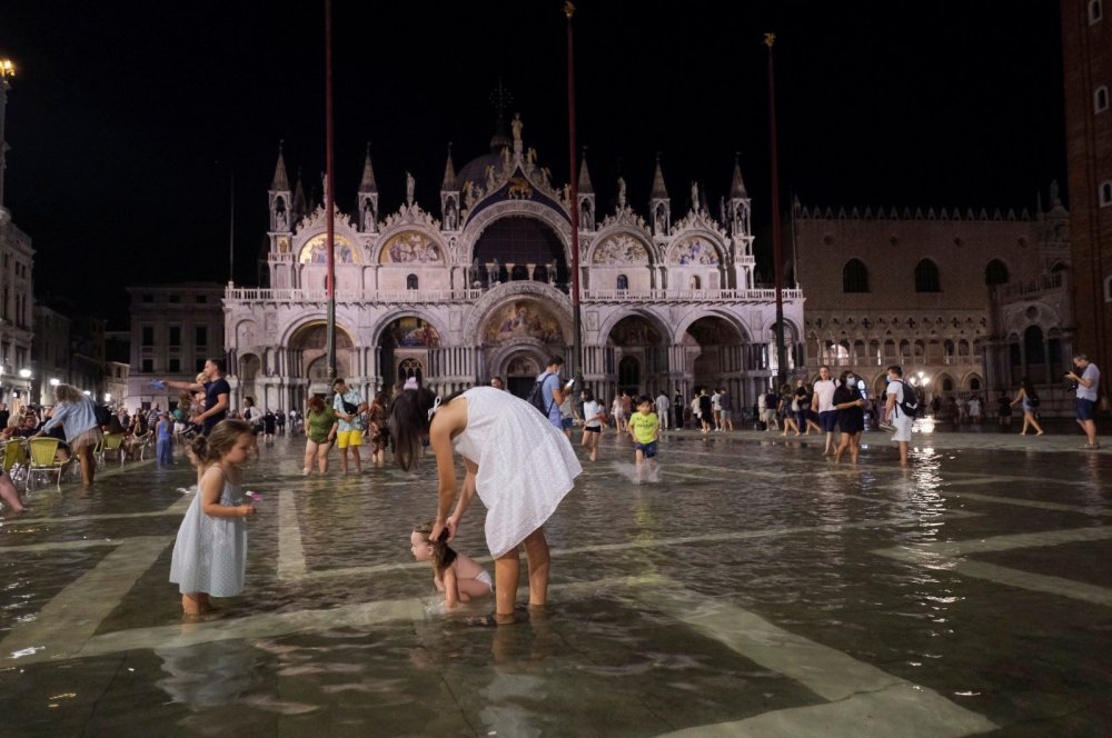 Veneţia a fost inundată, fenomen rar întâlnit în mijlocul lui august - venetiainundata-1628611325.jpg