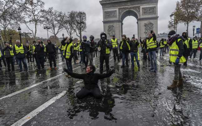 Zeci de persoane au fost arestate sâmbătă la Paris în timpul protestelor 
