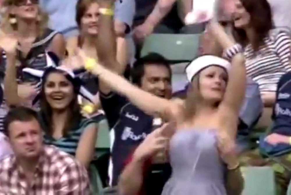 Bucurie mare la meci. Și-a dezbrăcat iubita in fața unui stadion întreg / Video - video-1337014902.jpg