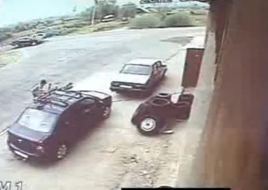 Accident teribil în Gorj. Două mașini s-au izbit violent / Video - video-1347719157.jpg