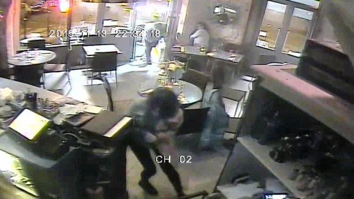 VIDEO ȘOCANT! Atentatul terorist din Paris, surprins pe camerele de supraveghere - video-1447939004.jpg