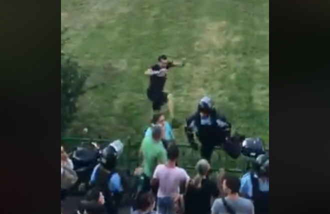 VIDEO / Jandarm lovit ca în arenele de K1 de un protestatar - video-1533973162.jpg