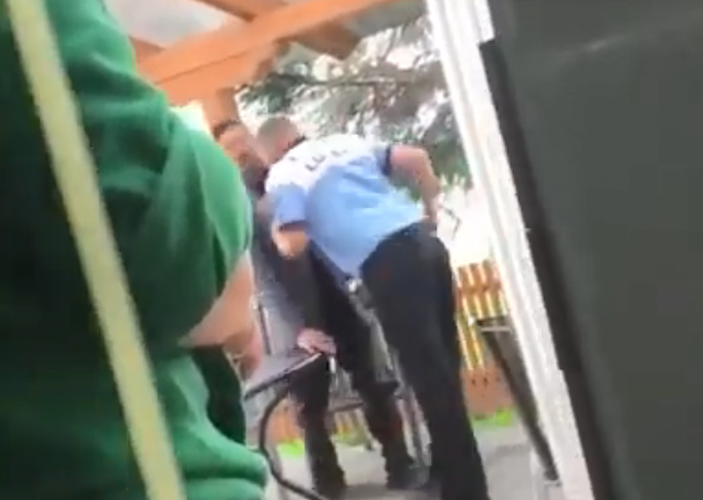 VIDEO / Polițist local, filmat când LOVEȘTE CU CAPUL ÎN GURĂ un om al străzii - video-1559840307.jpg