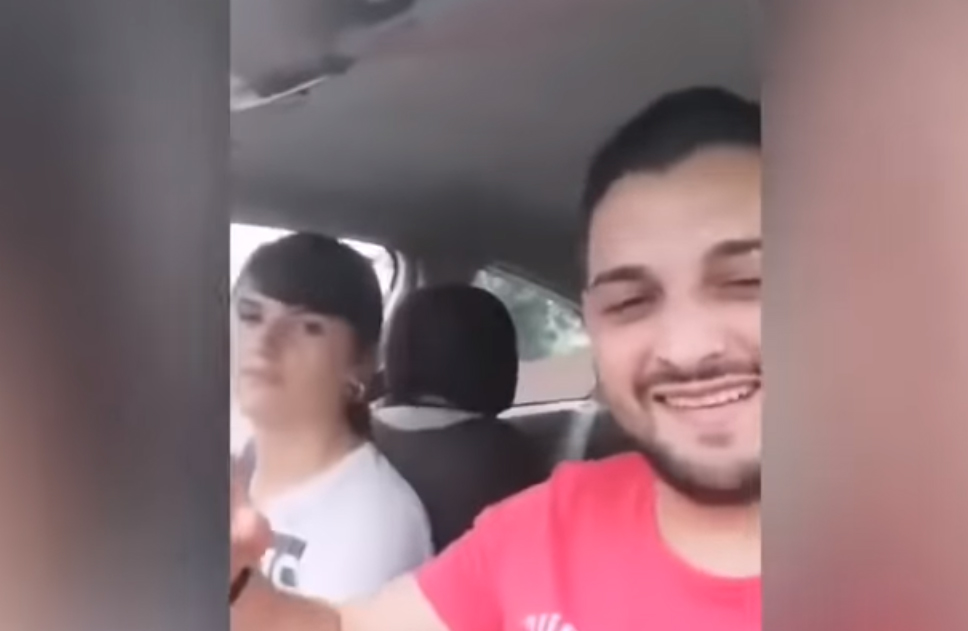 VIDEO / Un bărbat a murit în timp ce făcea Live pe Facebook, după ce mașina condusă de soția sa a fost spulberată de tren - video-1597658102.jpg
