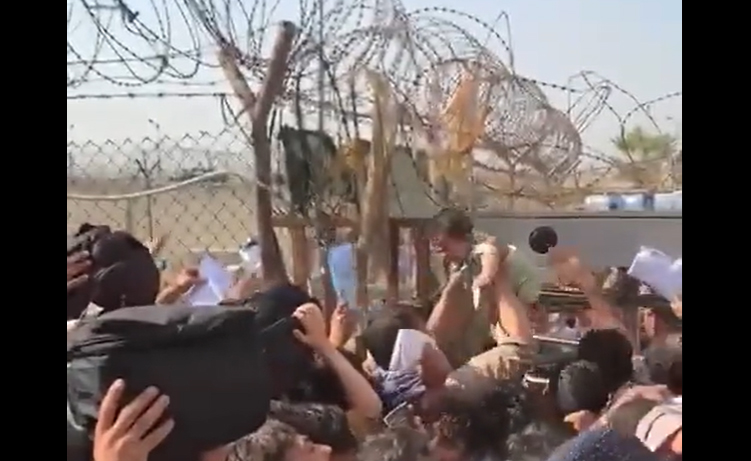 VIDEO / Mamele disperate îşi aruncă copiii peste gardul de sârmă ghimpată la Kabul, implorând soldații să îi salveze - video-1629368711.jpg
