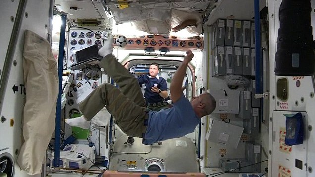 Astronauții de pe ISS au jucat fotbal pe orbită pentru a marca debutul Cupei Mondiale FIFA 2014 - videoundefined1eb463ea0000057835-1402905616.jpg