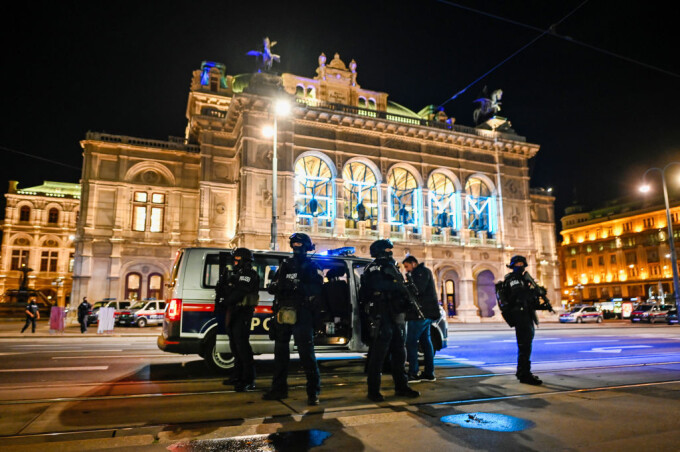 Atac terorist la Viena! Trei civili și un atacator au murit. Alte 15 persoane au fost rănite - viena-1604388986.jpg