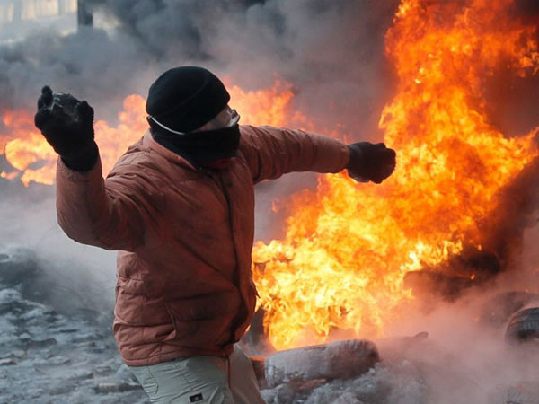 Noi VIOLENȚE în Ucraina: Manifestanții proruși au lansat un asalt asupra Parchetului regional din Donețk - violente-1398962710.jpg