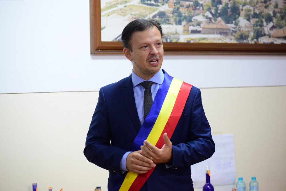 Primarul Viorel Ionescu, de la Hârșova: „Orașul nostru continuă să se dezvolte” - viorelionescupiete-1610899409.jpg