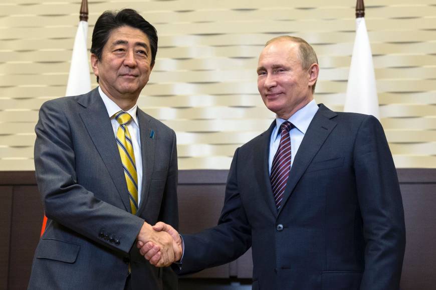 Vladimir Putin și Shinzo Abe, de acord să sporească discuțiile privind semnarea unui tratat de pace - vladimirputinshinzoabe-1542204132.jpg