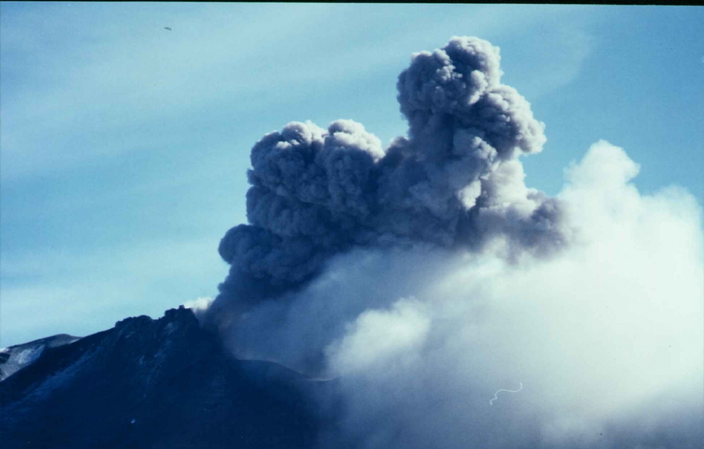Stare de alertă în Chile după erupția unui vulcan la granița cu Argentina - volcancopahue2-1356197912.jpg