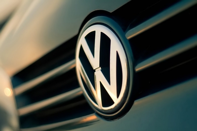 Volkswagen, pe marginea prăpastiei: Elveția a interzis vânzarea modelelor din scandalul emisiilor - volkswagenlogobycoldf19891100-1443352940.jpg