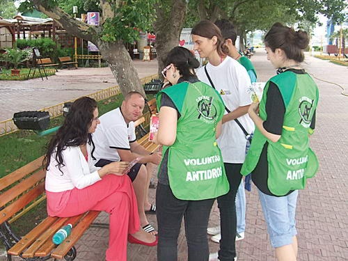 Voluntarii de la Antidrog, formați în domeniul prevenirii consumului de droguri - voluntariantidrog500-1347619028.jpg