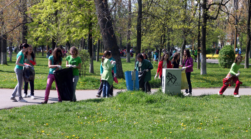Voluntarii fac curățenie în parcul Tăbăcărie - voluntariifaccuratenie-1400174474.jpg