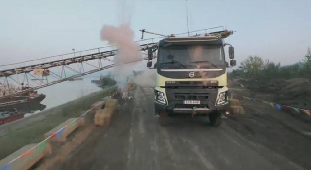 VIDEO / Volvo a lansat o nouă reclamă spectaculoasă: O fetiță de 4 ani controlează un camion cu ajutorul unei telecomenzi - volvo-1449504359.jpg