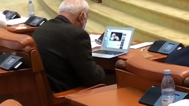 VIDEO. Varujan Vosganian, filmat în timp ce viziona un meci de box pe laptop în timpul dezbaterilor la buget - vosganian96749700-1550216608.jpg