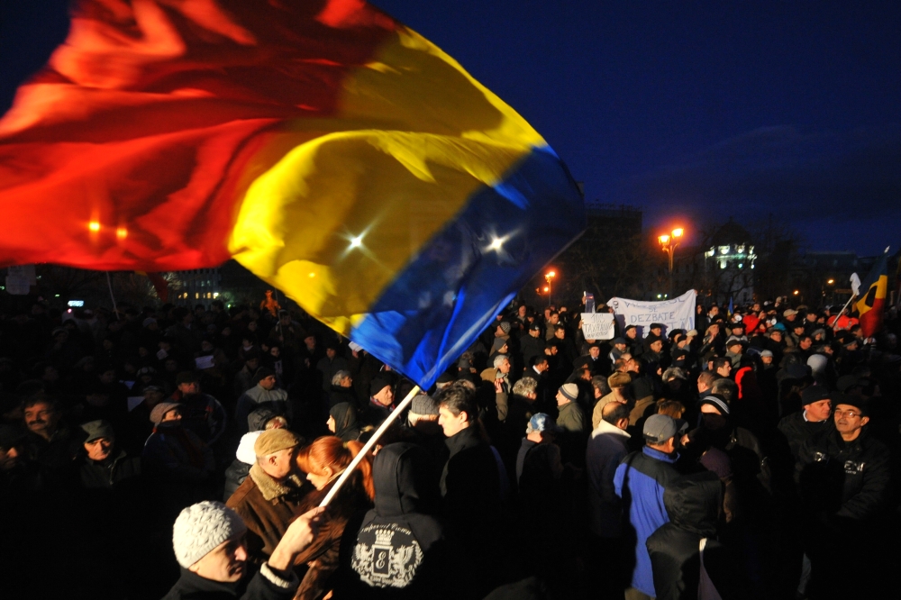 Protest în Capitală. Circa 200 de persoane s-au adunat deja în Piața Universității - vot-1416156459.jpg