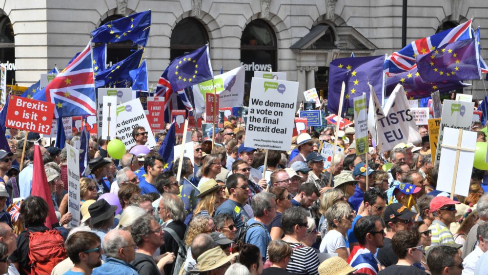 Londra: Zecii de mii de oameni cer un nou referendum privind Brexit-ul - vot-1529763079.jpg