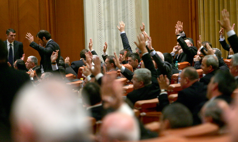 Codul penal modificat de Comisia Iordache a fost adoptat în Senat - vot-1530614930.jpg