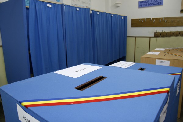 Peste 18.000 secții de votare vor fi organizate pentru alegerile parlamentare - votulghiddefolosiregalatipenetro-1352897000.jpg