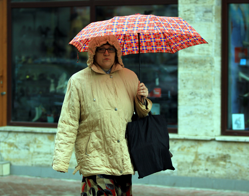 Ploi și maxime de 20 de grade Celsius, astăzi, la Constanța - vremeaploaieumbrela-1475769616.jpg