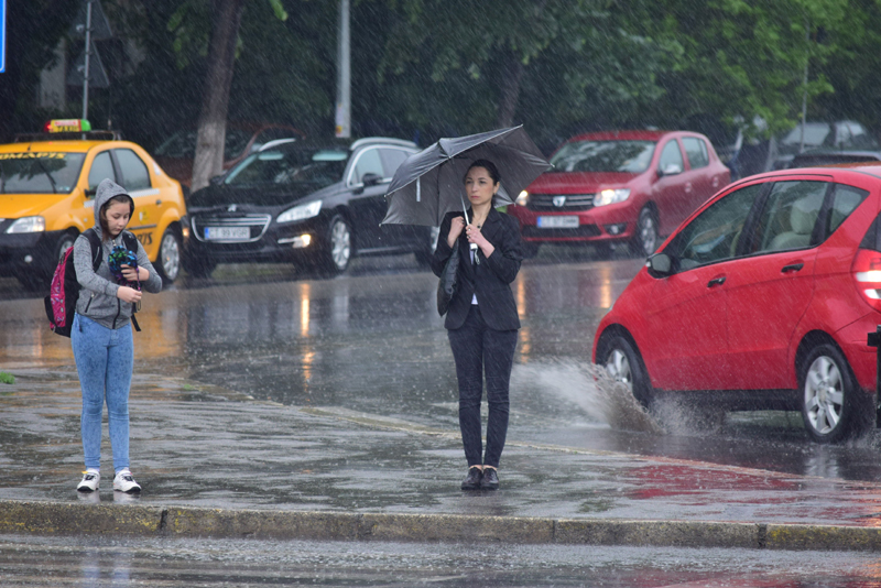 Cod galben de ploi torențiale și furtuni, la Constanța - vremeaploaieumbrela10-1530110520.jpg