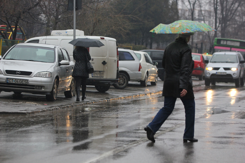 POTOP peste CONSTANȚA / ANM a dat cod portocaliu de ploi și vânt - vremeaploaieumbrela6-1380468353.jpg