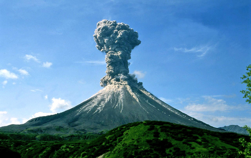 Erupția unuia din cei mai activi vulcani  din Filipine - vulcan-1367927136.jpg