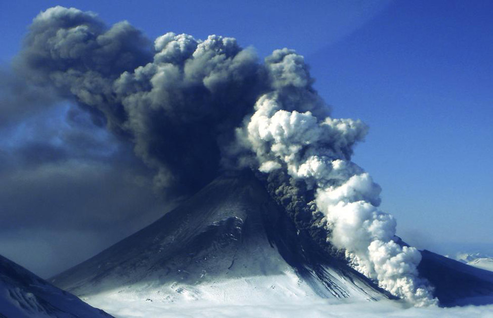 Traficul aerian din Alaska, perturbat de erupția unui vulcan - vulcan-1369152242.jpg