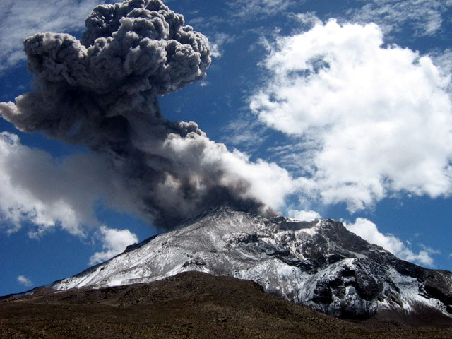 Stare de urgență  în Peru, din cauza vulcanului Ubinas - vulcan-1379081833.jpg