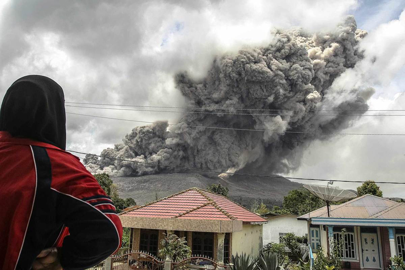 Case, terenuri și oameni, sub cenușa fierbinte a unui vulcan activat după 400 de ani - vulcan-1464008176.jpg