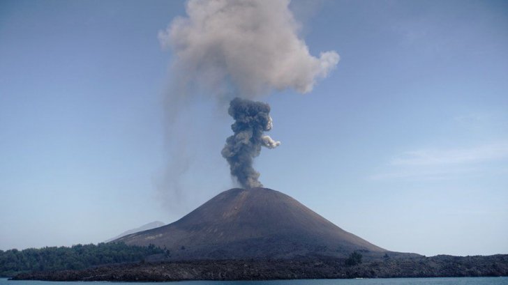 Nivel de alertă vulcanică, ridicat în Indonezia, după o serie nouă de erupții - vulcan-1545897213.jpg
