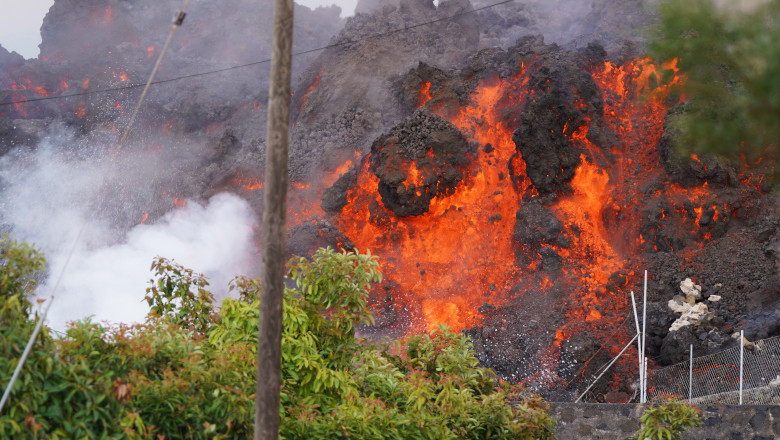 Vulcanul de pe insula spaniolă La Palma a început sa expulzeze din nou lavă și fum - vulcan-1632748685.jpg