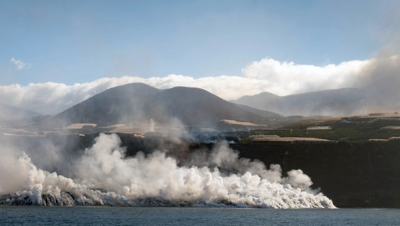 Lava vulcanului Cumbre Vieja de pe insula La Palma a ajuns să acopere o suprafață de peste 10 hectare în Oceanul Atlantic - vulcan-1633008901.jpg