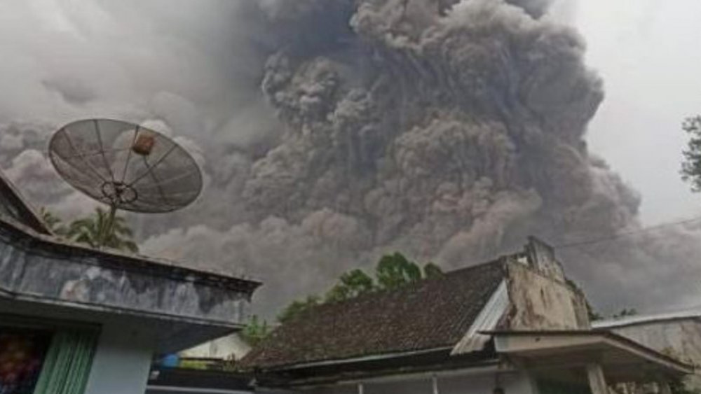Cel mai mare vulcan din Indonezia a erupt. Sunt peste 22 de morți, zeci de persoane dispărute si sute de răniți - vulcan-1638806710.jpg